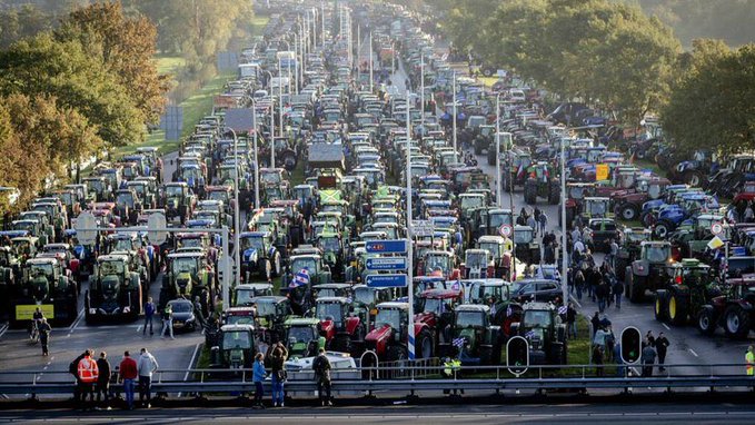 Dutch farmers block highway